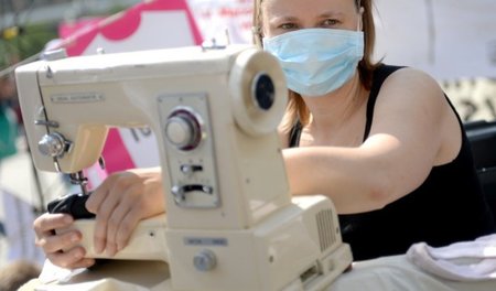 Wo Primark ist, bleibt Protest nicht aus. Eine junge Frau posier...