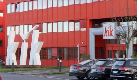 Billige Kleidung durch billige Arbeitskräfte: Kik nutzt Näherinn...