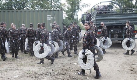 Ungarn igelt sich ein: Soldaten beim Bau des Grenzzauns zu Kroat... Ungarn igelt sich ein: Soldaten beim Bau des Grenzzauns zu Kroat...