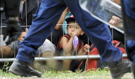 Ungarn schüchtert Kinder ein: Flüchtlinge im Aufnahmelager nahe ... Ungarn schüchtert Kinder ein: Flüchtlinge im Aufnahmelager nahe ...