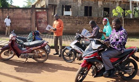 Gut informiert: Zeitungleser am Montag in Ouagadougou Gut informiert: Zeitungleser am Montag in Ouagadougou