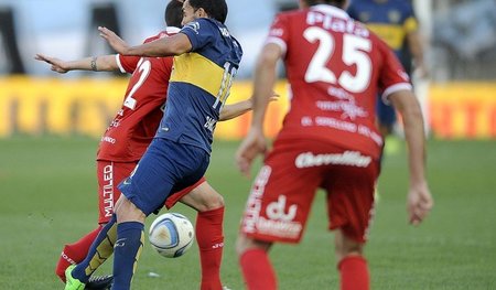 Tevez tritt zu: Hams Schienbein ist durch