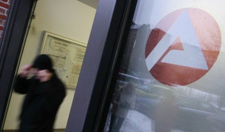Ein Mann kommt aus einem Berliner Jobcenter. Ob er ein »Grundrec... Ein Mann kommt aus einem Berliner Jobcenter. Ob er ein »Grundrec...
