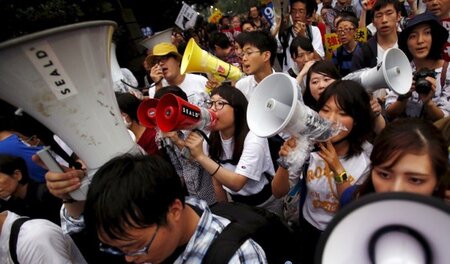 Aktivisten der Studierendenorganisation SEALDs auf einer Demonst... Aktivisten der Studierendenorganisation SEALDs auf einer Demonst...