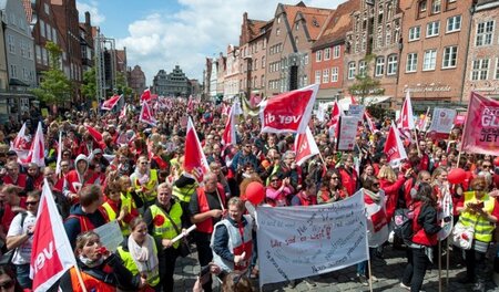 Ver.di: Der Kampf geht weiter. Kundgebung von Erzieherinnen und ... Ver.di: Der Kampf geht weiter. Kundgebung von Erzieherinnen und ...