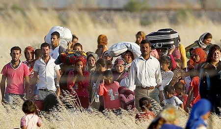 Syrische Kurden aus der Stadt Kobane versuchen, über die Grenze ...