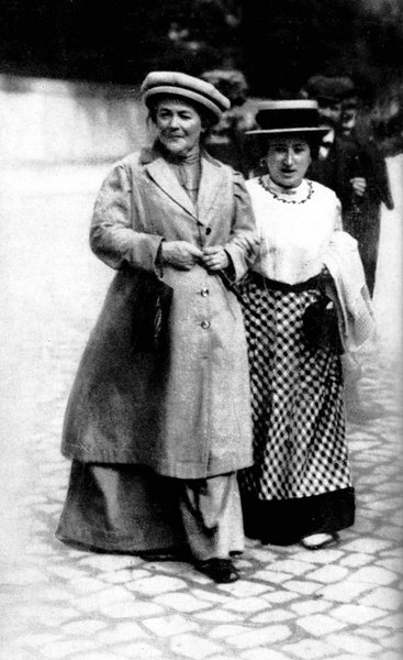 Clara Zetkin (links) mit Rosa Luxemburg auf dem Weg zu einem SPD...