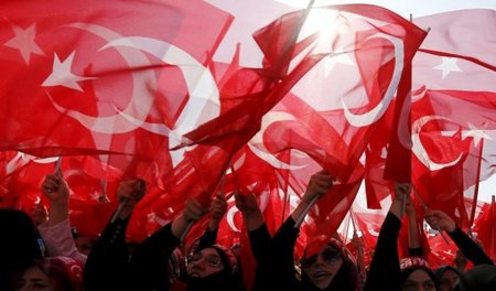Nationalistische Menge: Anhänger von Recep Tayyip Erdogan demons... Nationalistische Menge: Anhänger von Recep Tayyip Erdogan demons...