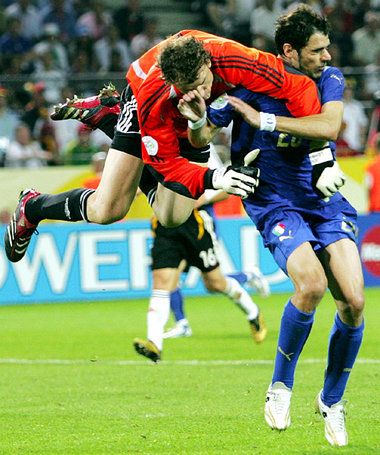 Jens Lehmann stoppt Simone Perrotta am 4. Juli 2006 in Dortmund
