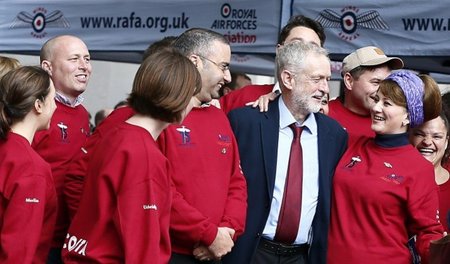 Hymne nicht mitgesungen, trotzdem herzlich begrüßt: Jeremy Corby... Hymne nicht mitgesungen, trotzdem herzlich begrüßt: Jeremy Corby...