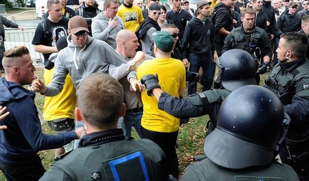 Rechtsextreme greifen an: 2013 lieferten sich 350 Neonazis in Do... Rechtsextreme greifen an: 2013 lieferten sich 350 Neonazis in Do...