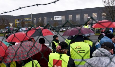 Kein Aufgeben: Mitarbeiter von Amazon, hier beim Steik im vergan... Kein Aufgeben: Mitarbeiter von Amazon, hier beim Steik im vergan...
