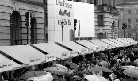 Was zu beweisen war: Buchbasar auf dem Berliner Bebelplatz, 1983