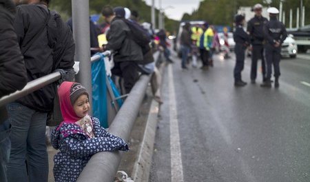 Über Nacht warten: Flüchtlinge wurden in Freilassing am 24. Sept...