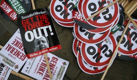 »Streiken, protestieren, besetzen«: Plakate auf einer Demonstrat...