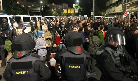 Polizeikessel um No-Legida-Demonstration am Mittwoch abend in Le...