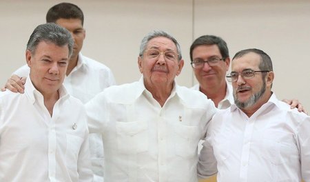 Arm in Arm: Kubas Präsident Raúl Castro (Mitte) mit Kolumbiens S...
