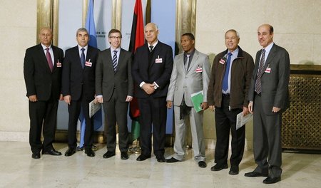 UN-Vermittler Bernardino León mit Abgeordneten des international...
