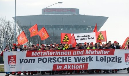 Notfalls bereit zu kämpfen: Porsche-Beschäftigte und Gewerkschaf...