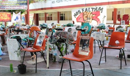 Sie bleiben leer: Stühle für jeden der 43 Verschwundenen auf dem...