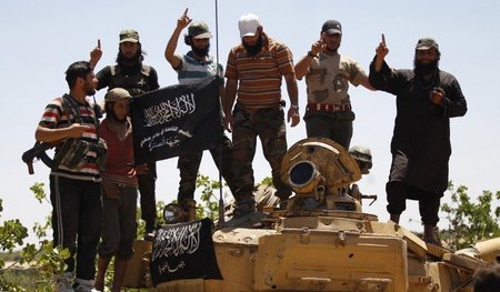 Verstärkung erhalten: Kämpfer der islamistischen Al-Nusra-Front ...