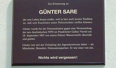Gedenkplakette für Günter Sare am Haus des ehemaligen Jugendzent...