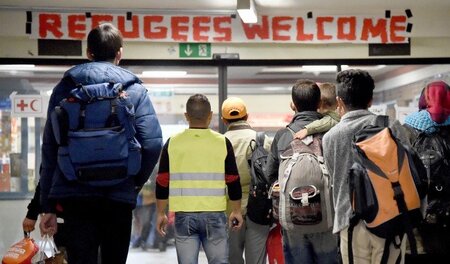 Flüchtlinge kommen am 24. September am Hauptbahnhof von Flensbur...