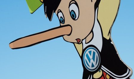 Plakat vor dem VW-Werksgelände am Freitag: Greenpeace zeigt dem ...