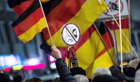 Hat sich etabliert: Pegida-Ableger »Dügida« in Düsseldorf, hier ... Hat sich etabliert: Pegida-Ableger »Dügida« in Düsseldorf, hier ...