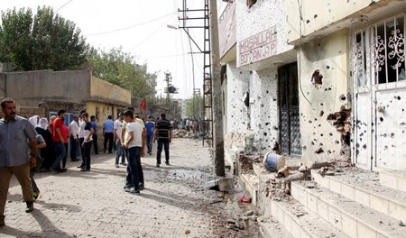 Ganze Straßenzüge zerschossen: Cizre nach der Aufhebung der türk... Ganze Straßenzüge zerschossen: Cizre nach der Aufhebung der türk...