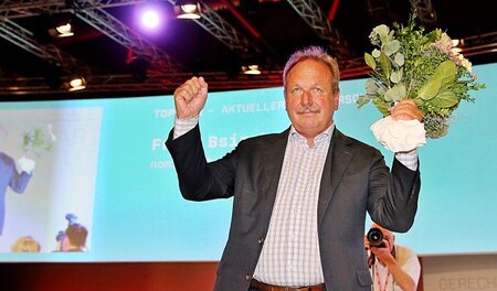 Hoch die Faust! Frank Bsirske, der wieder gewählte ver.di-Vorsit... Hoch die Faust! Frank Bsirske, der wieder gewählte ver.di-Vorsit...