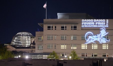 Zentrale für Mord und Totschlag: Mit dieser Lichtprojektion auf ... Zentrale für Mord und Totschlag: Mit dieser Lichtprojektion auf ...