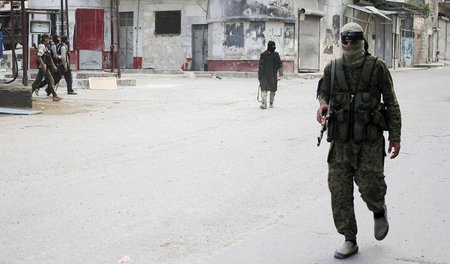 Kämpfer von Al-Nusra in der syrischen Stadt Ariha (29.5.2015 Kämpfer von Al-Nusra in der syrischen Stadt Ariha (29.5.2015