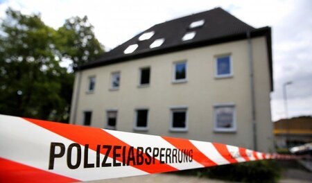 Am 31. Juli wurde ein Brandanschlag auf die für Flüchtlinge vorg... Am 31. Juli wurde ein Brandanschlag auf die für Flüchtlinge vorg...