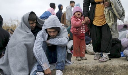 Warten auf Grenzübergang: Flüchtlinge nahe dem serbischen Dorf S... Warten auf Grenzübergang: Flüchtlinge nahe dem serbischen Dorf S...
