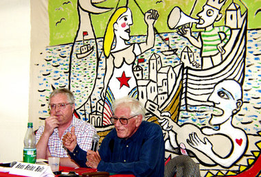 Hans Heinz Holz (r.) und Arnold Schölzel bei der Diskussion im Z...