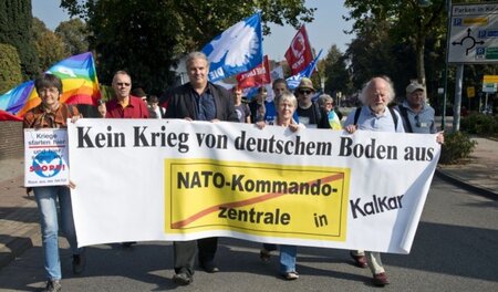 Protest gegen den Ausbau der NATO-Kommandozentrale in Kalkar am ... Protest gegen den Ausbau der NATO-Kommandozentrale in Kalkar am ...