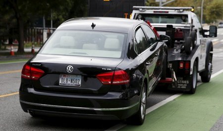 Alle an den Haken? Pkw vom Typ VW »Passat« wird am 21. September... Alle an den Haken? Pkw vom Typ VW »Passat« wird am 21. September...