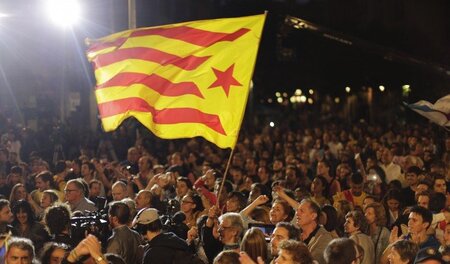Befürworter der Unabhängigkeit Kataloniens am Sonntag abend in B... Befürworter der Unabhängigkeit Kataloniens am Sonntag abend in B...