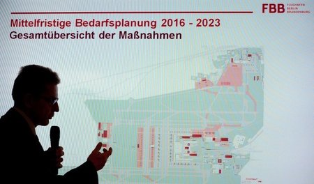 Immer mal wieder was Neues: Flughafenchef Mühlenfeld vergangenen... Immer mal wieder was Neues: Flughafenchef Mühlenfeld vergangenen...