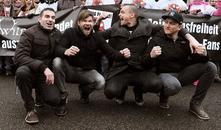 Ihr hier? Philipp Burger (3.v.l.) und Bandkollegen protestieren ... Ihr hier? Philipp Burger (3.v.l.) und Bandkollegen protestieren ...