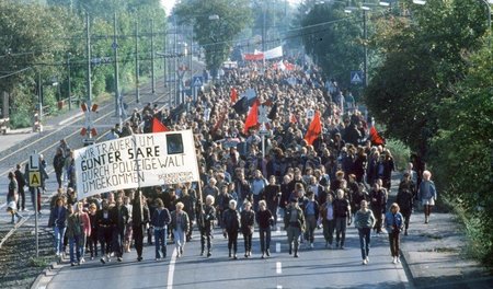 Trauermarsch für Günter Sare am 9. Oktober 1985 in Frankfurt am ... Trauermarsch für Günter Sare am 9. Oktober 1985 in Frankfurt am ...