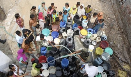 Dorfbewohner im indischen Wüstenstaat Rajasthan füllen ihre Kani... Dorfbewohner im indischen Wüstenstaat Rajasthan füllen ihre Kani...