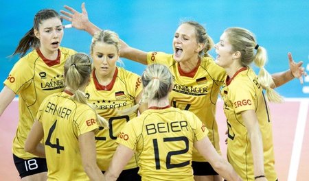 What a feeling!? Deutsche Damen mit »Feuer in den Augen« What a feeling!? Deutsche Damen mit »Feuer in den Augen«