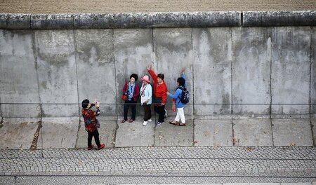 Die »Mauer«, der »Aufschwung« und was noch? Immerhin Touristen z... Die »Mauer«, der »Aufschwung« und was noch? Immerhin Touristen z...