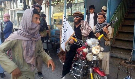 Fahne, Harley und Knarre: Ein Taliban-Kämpfer in Kundus sitzt au... Fahne, Harley und Knarre: Ein Taliban-Kämpfer in Kundus sitzt au...
