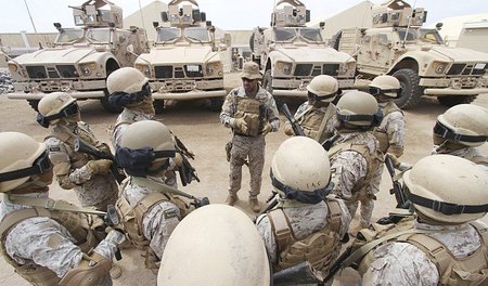 Nach westlichem Vorbild: Saudische Soldaten erhalten von ihrem V... Nach westlichem Vorbild: Saudische Soldaten erhalten von ihrem V...