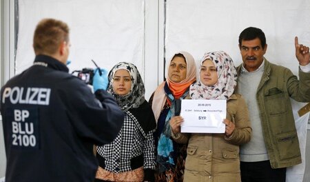 Registrierung von Flüchtlingen im bayrischen Freilassing, 28. Se... Registrierung von Flüchtlingen im bayrischen Freilassing, 28. Se...