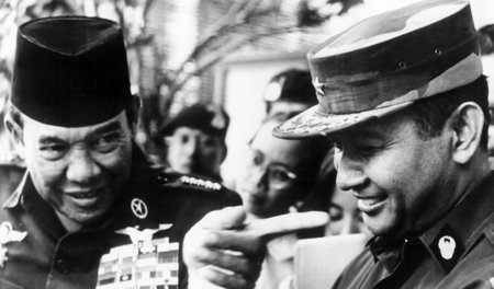 »Suharto war’s!« Der frühere Präsident Indonesiens, Sukarno (l.)...