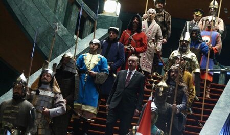Auch die türkische Politik der Gegenwart kommt einem oft wie blu...